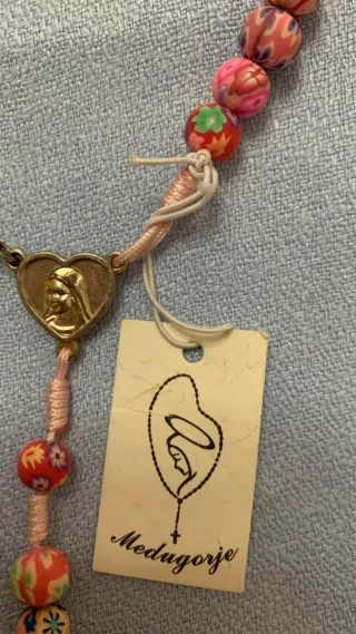 Rosario fatto a mano con perline colorate