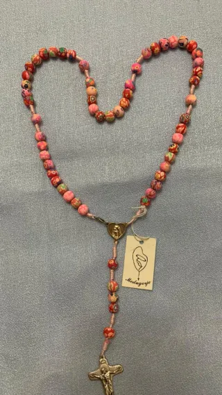 Rosario fatto a mano con perline colorate