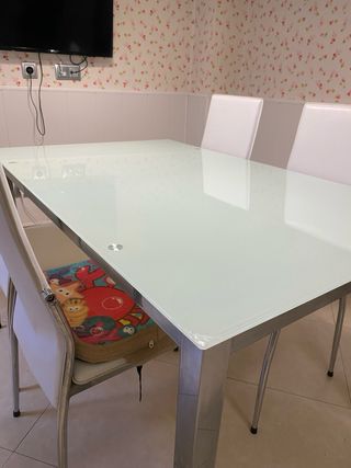 Mesa de comedor cristal y sillas blancas