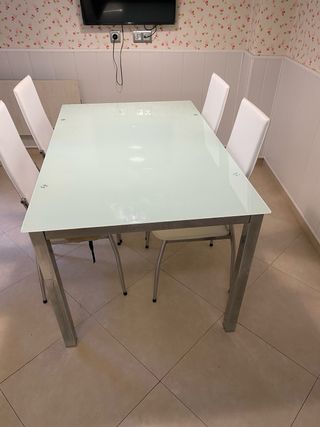Mesa de comedor cristal y sillas blancas