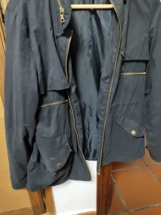 Chaqueta azul marino con cremalleras doradas