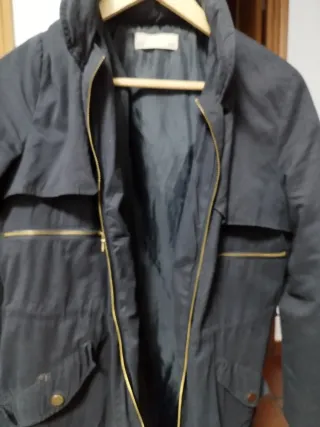 Chaqueta azul marino con cremalleras doradas