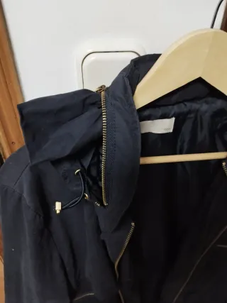 Chaqueta azul marino con cremalleras doradas