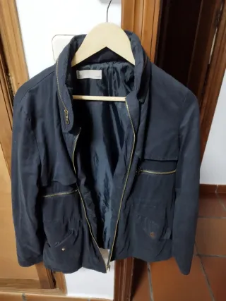 Chaqueta azul marino con cremalleras doradas