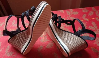 Sandalias cuña negras con brillos y suela blanca