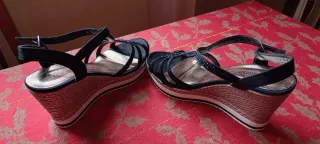 Sandalias cuña negras con brillos y suela blanca