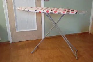 Tabla de planchar con funda de lunares