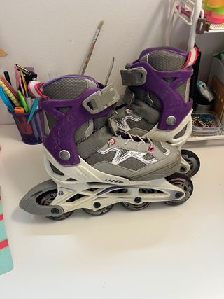 Patines en línea grises y morados