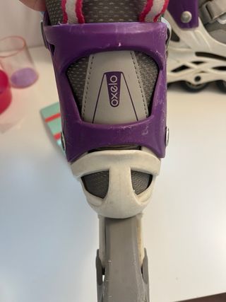 Patines en línea grises y morados