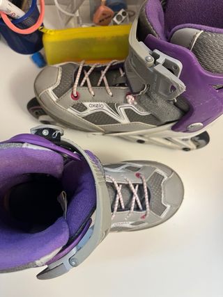 Patines en línea grises y morados