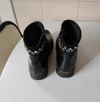 Botines de cuero negro con tachuelas