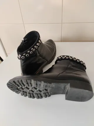 Botines de cuero negro con tachuelas