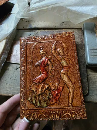 Cartera antigua cuero grabada bailarines