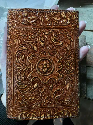 Cartera antigua cuero grabada bailarines