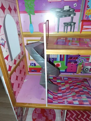 Casita de muñecas de madera