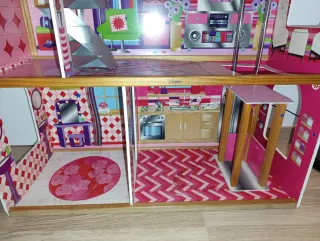 Casita de muñecas de madera