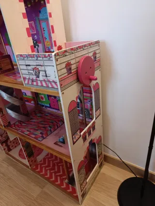 Casita de muñecas de madera