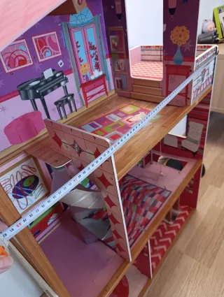 Casita de muñecas de madera