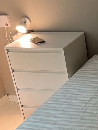 Mesa de noche cajonera blanca