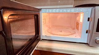 Microondas Candy Plata y Negro