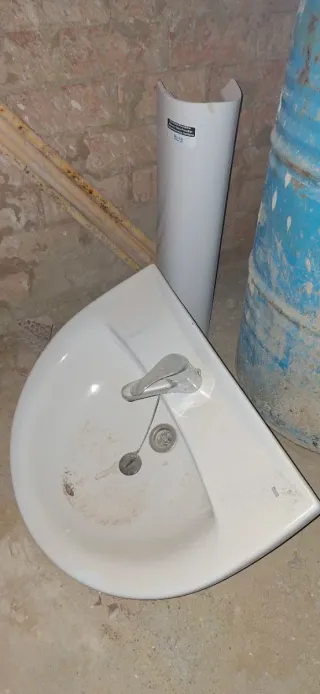 Lavabo con pie y grifo