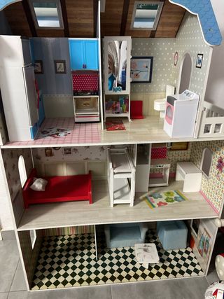 Casa delle bambole in legno