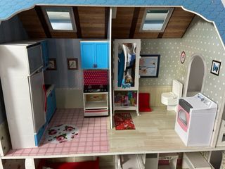 Casa delle bambole in legno