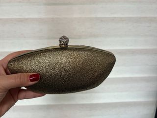 Bolso de fiesta dorado con pedrería