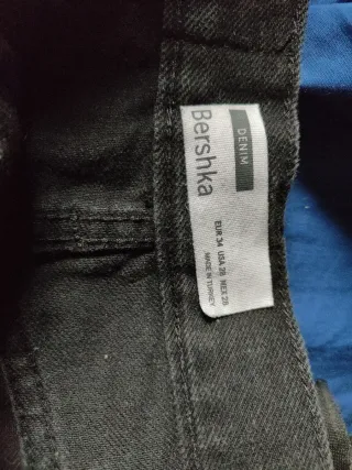 Pantalón corto vaquero roto negro.