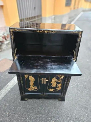 Credenza Laccata Cinese rilievi legno intagliato