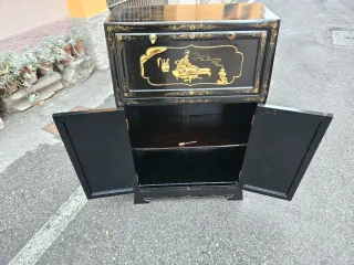Credenza Laccata Cinese rilievi legno intagliato