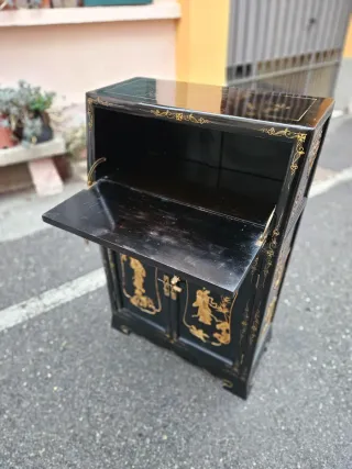 Credenza Laccata Cinese rilievi legno intagliato