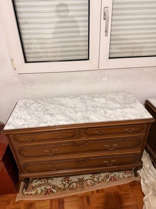 Cómoda antigua de madera con mármol