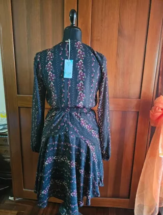 Vestito Guess nero con fiori viola