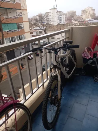 Bicicleta eléctrica blanca