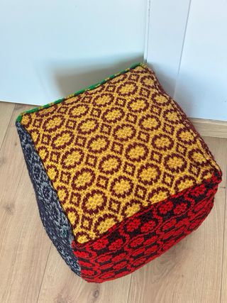 Pouf cubo lana decorato