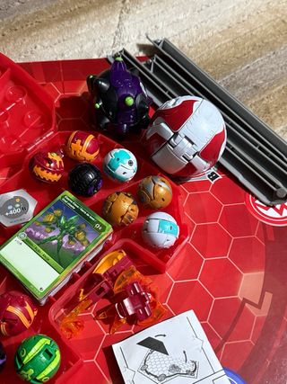Lote Bakugan com caixa e tabuleiro