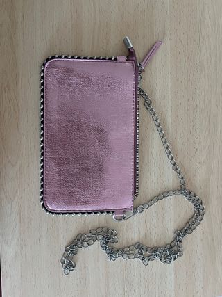 Bolso rosa con cadena y tachuelas