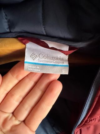 Chaqueta Columbia acolchada roja y azul