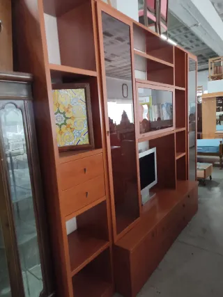 Móvel de sala com estante em madeira