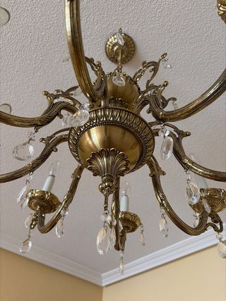 Lámpara de araña de cristal y metal