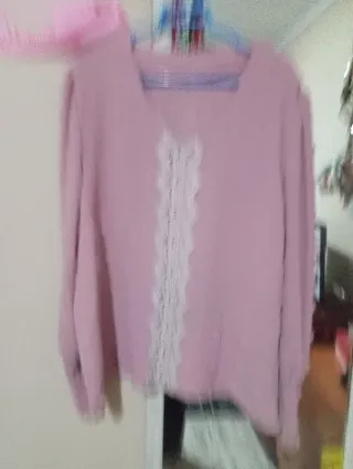 Blusa rosa con encaje blanco