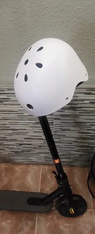 Patinete eléctrico negro con casco incluido