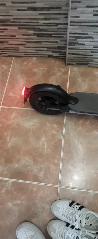 Patinete eléctrico negro con casco incluido