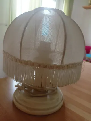 Lampada da tavolo bianca con frange