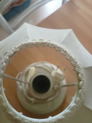 Lampada da tavolo bianca con frange