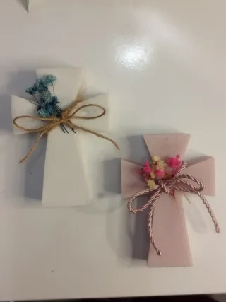 Creazioni in gesso ceramico con fiori