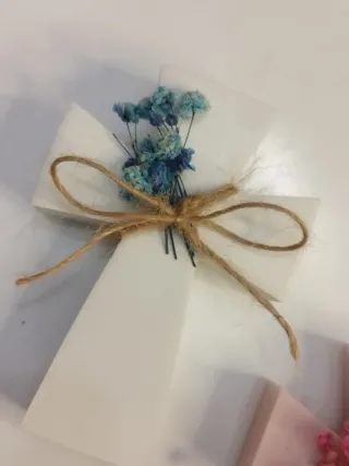 Creazioni in gesso ceramico con fiori