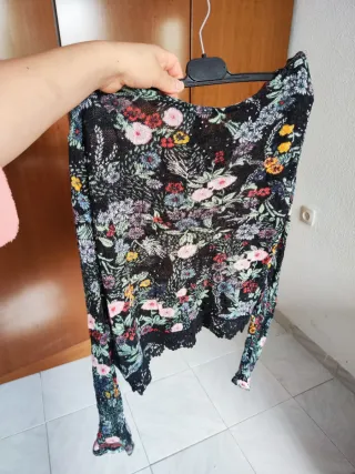 Blusa floral manga larga con encaje