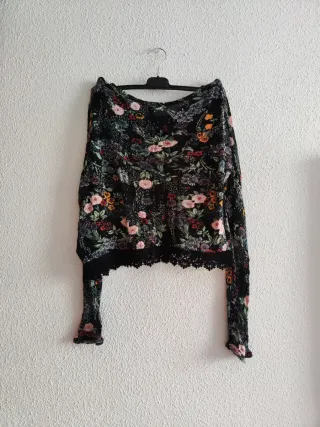 Blusa floral manga larga con encaje